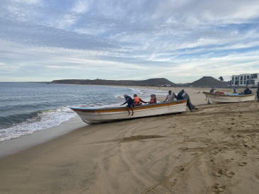 2022-01-23-Mexico-Los-Cubos-037-Justin-Jan-Angie-boat-dragged-into-ocean.JPG