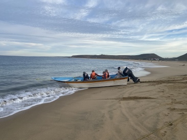 2022-01-23-Mexico-Los-Cubos-039-Justin-Jan-Angie-boat-dragged-into-ocean.JPG