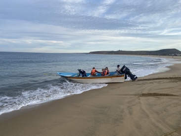 2022-01-23-Mexico-Los-Cubos-040-Justin-Jan-Angie-boat-dragged-into-ocean.JPG
