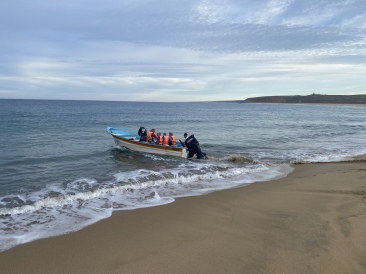 2022-01-23-Mexico-Los-Cubos-042-Justin-Jan-Angie-boat-dragged-into-ocean.JPG