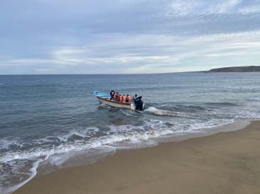 2022-01-23-Mexico-Los-Cubos-043-Justin-Jan-Angie-boat-dragged-into-ocean.JPG