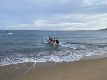 2022-01-23-Mexico-Los-Cubos-044-Justin-Jan-Angie-boat-dragged-into-ocean.JPG