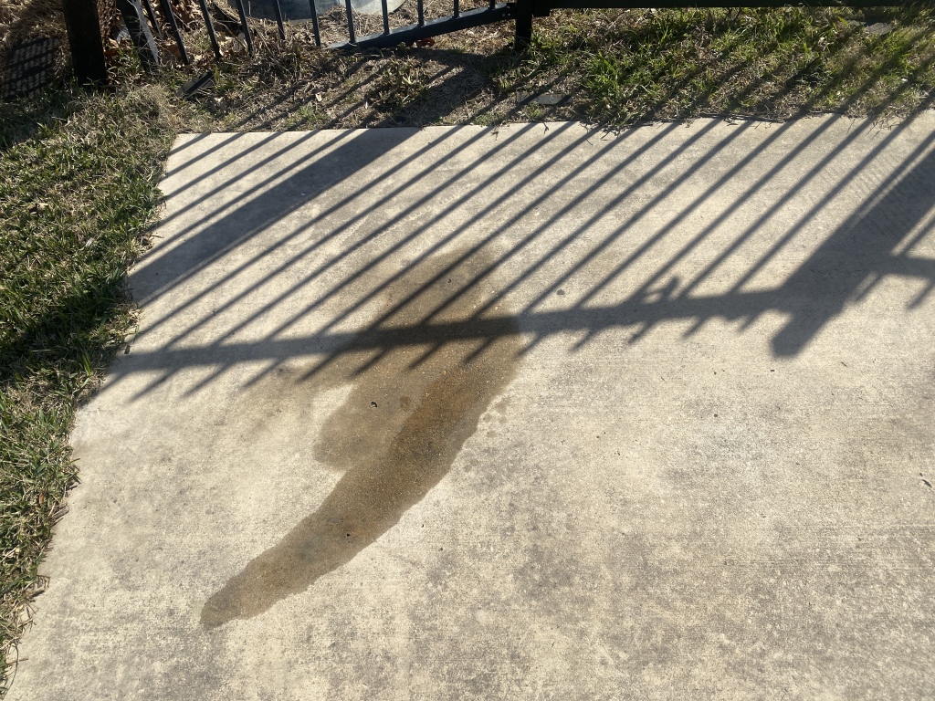 2022/01(January)/Misc/1024x768_2022-01-18-2004Truck-leaking.JPG