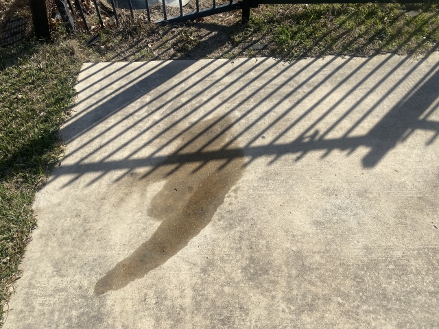 2022/01(January)/Misc/640x480_2022-01-18-2004Truck-leaking.JPG