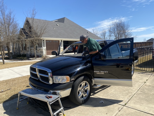2022/03(March)/3-Dodge-Vehicles/640x480_2022-03-01-Dodge-Replacing-Windshield-1.JPG