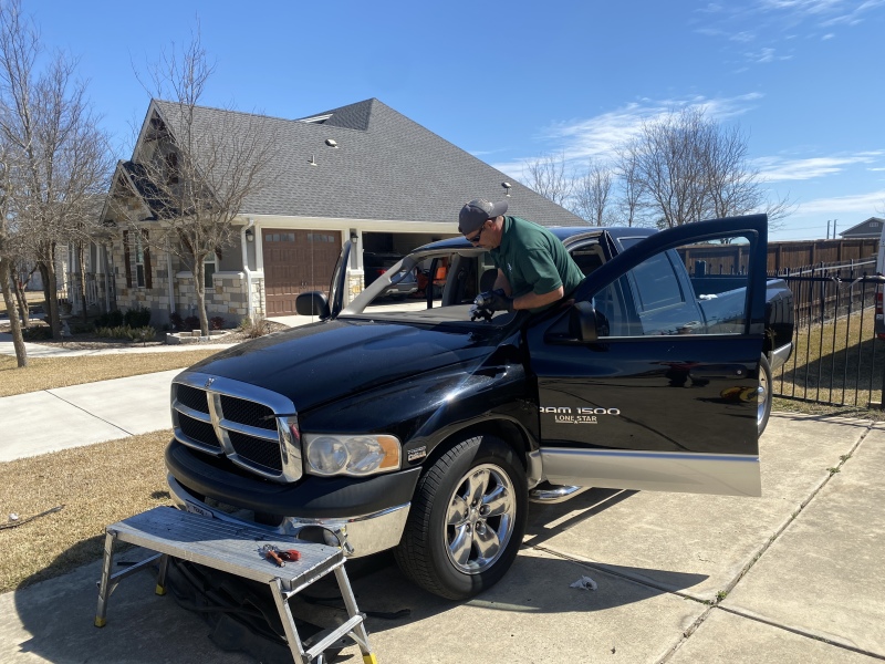 2022/03(March)/3-Dodge-Vehicles/800x600_2022-03-01-Dodge-Replacing-Windshield-1.JPG