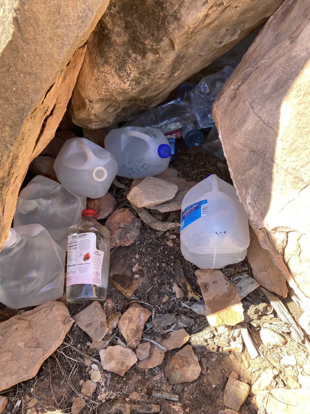 2022/03(March)/Grand-Canyon-Crew8787/1024x768_2022-03-14-Grand-Canyon-060-Water-cache.JPG