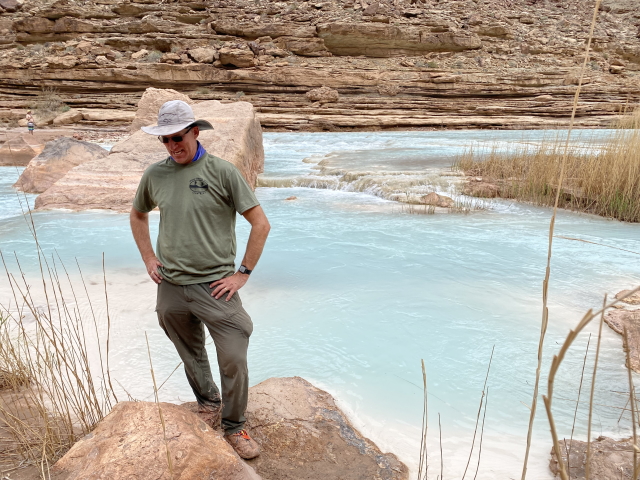 2022/03(March)/Grand-Canyon-Crew8787/640x480_2022-03-16-Grand-Canyon-158-Travis-muddy-shoes.jpg