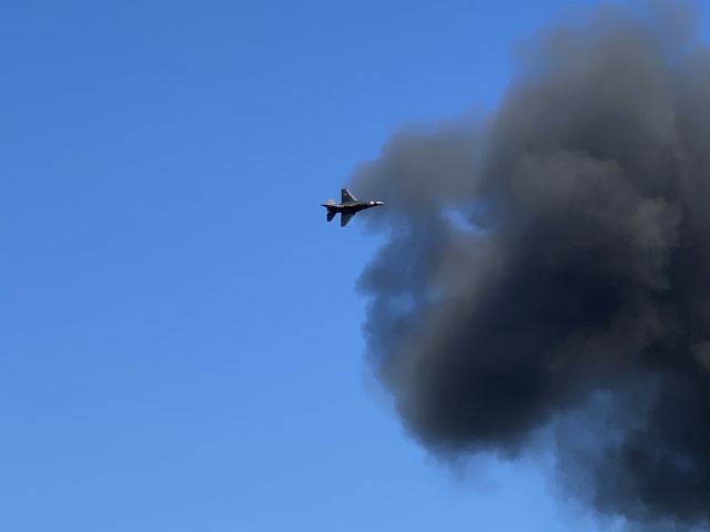 2022/04(April)/Blue-Angels-Airshow/640x480_2022-04-10-Blue-Angeles-Charleston-SC-057.JPG