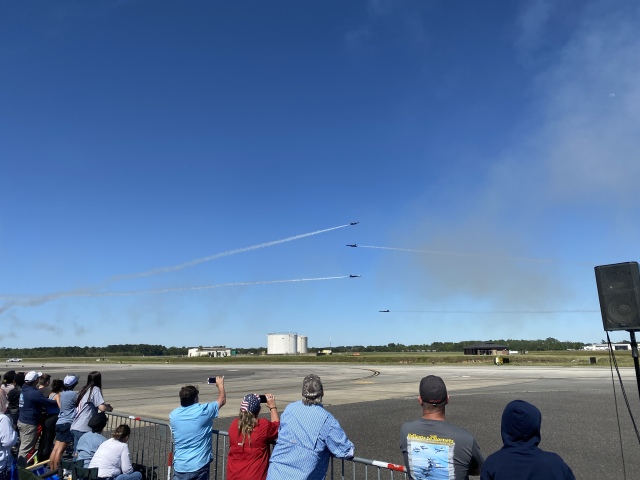 2022/04(April)/Blue-Angels-Airshow/640x480_2022-04-10-Blue-Angeles-Charleston-SC-080.JPG
