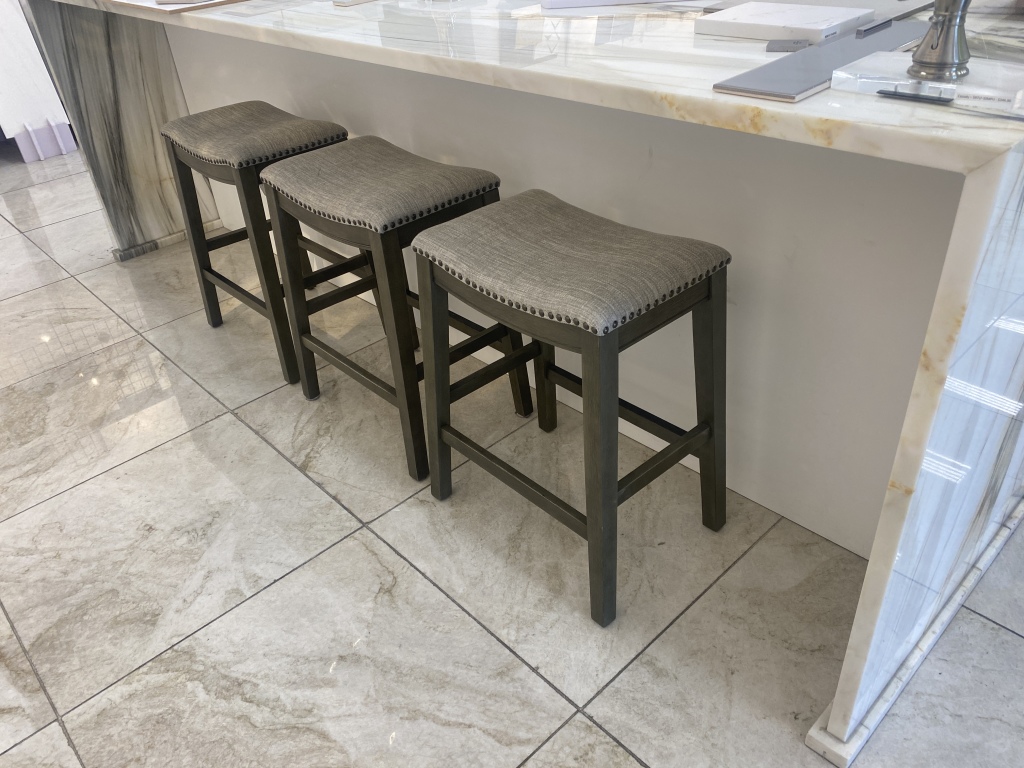 2022/04(April)/Chance-1st-House/1024x768_2022-04-13-Chance-1st-House-19-possible-stools.JPG