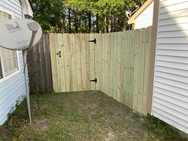 2022-04-12-Chance-1st-House-11-fence-gate-installed.JPG