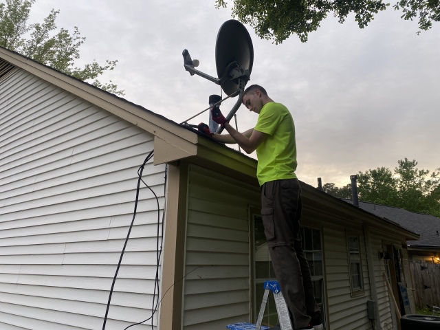2022/04(April)/Chance-1st-House/640x480_2022-04-14-Chance-1st-House-32-removing-dish.JPG