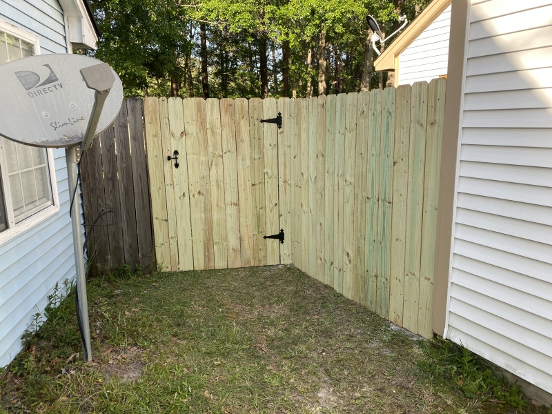 2022-04-12-Chance-1st-House-11-fence-gate-installed.JPG