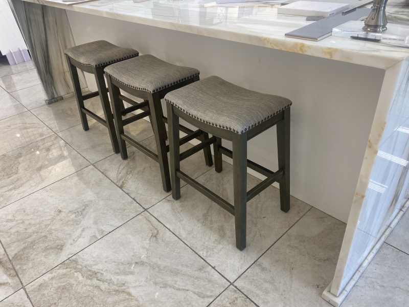 2022/04(April)/Chance-1st-House/800x600_2022-04-13-Chance-1st-House-19-possible-stools.JPG