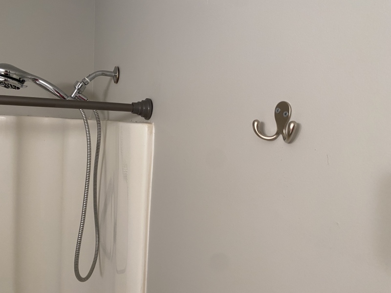 2022/04(April)/Chance-1st-House/800x600_2022-04-16-Chance-1st-House-51-hooks-installed.JPG