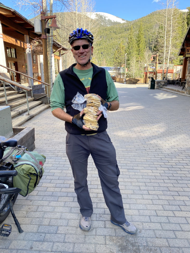 2022/05(May)/Colorado-Ben-Kavita/800x600_2022-05-05-Colorado-83-Travis-Keystone-cookies.jpg