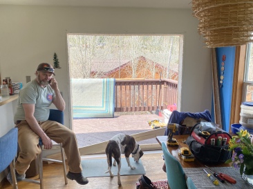 2022-05-07-Colorado-96-Andy-replacing-Justin-back-glass-door.JPG