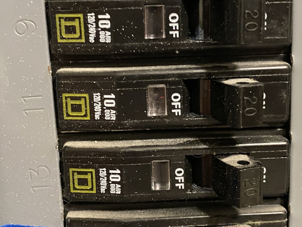 2022/05(May)/Colorado-House/1024x768_2022-07-16-House-34-fuse-replacement.JPG