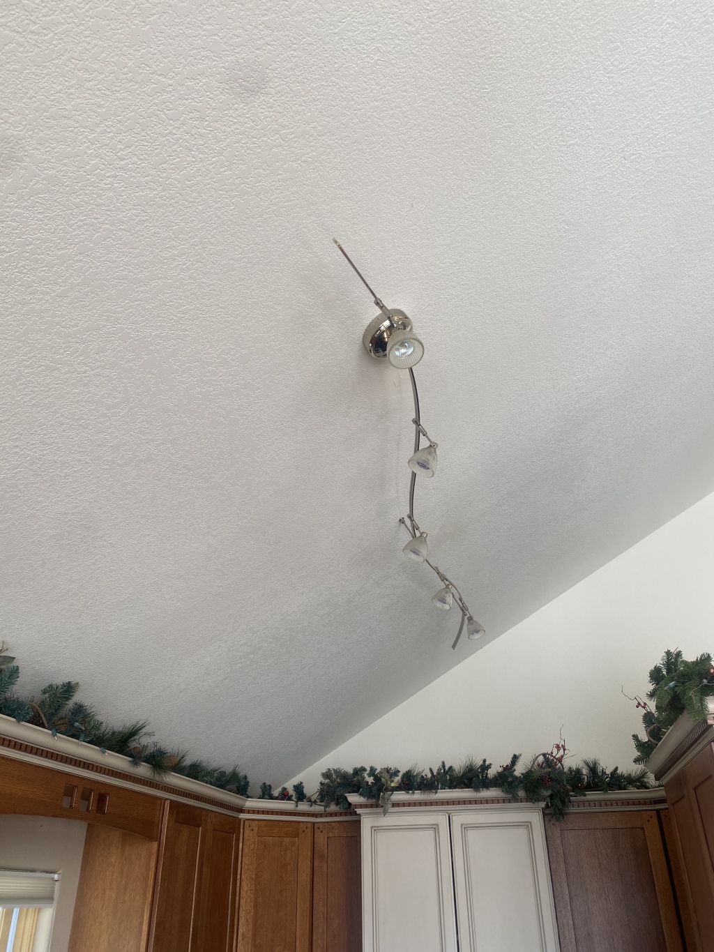 2022/05(May)/Colorado-House/1024x768_2022-07-17-House-35-kitchen-light-problems.JPG
