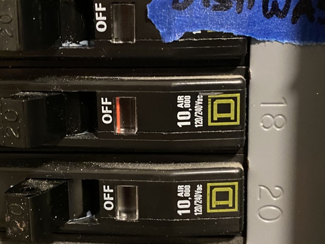 2022/05(May)/Colorado-House/640x480_2022-07-16-House-33-fuse-replacement.JPG