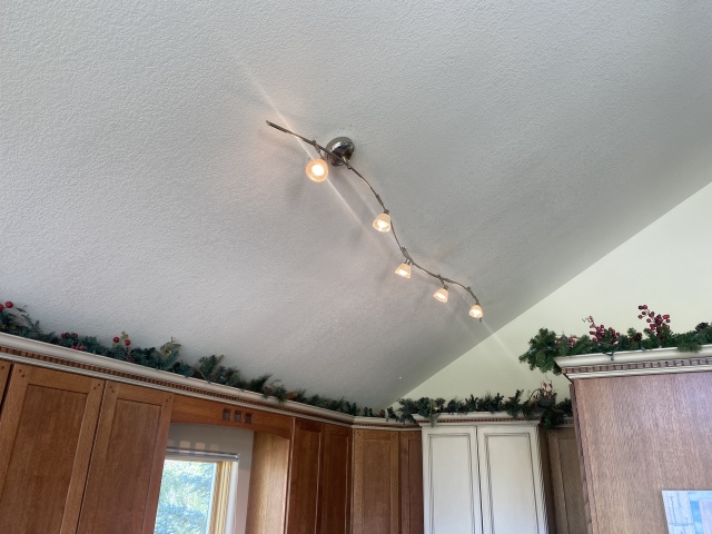 2022/05(May)/Colorado-House/640x480_2022-08-16-House-46-Kitchen-Light-ballast-replaced.JPG