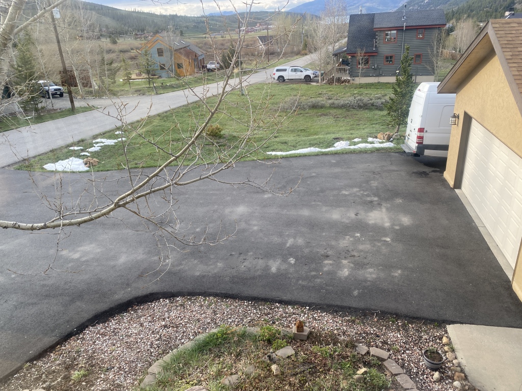 2022/05(May)/Colorado-Moose-Snow/1024x768_2022-05-23-dry-driveway-25.JPG