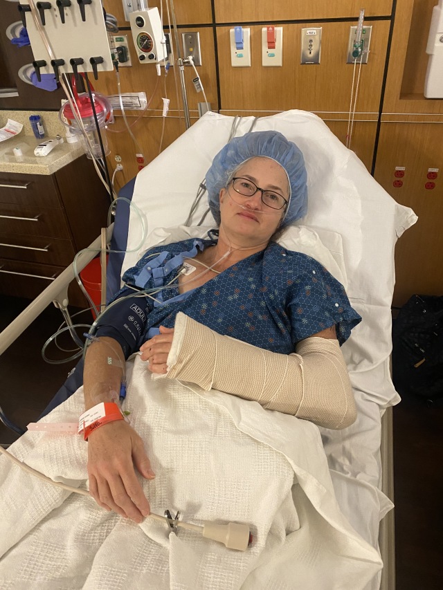 2022/06(June)/Suzi-Broken-Arm/640x480_2022-06-15-Suzi-Broken-Arm-scraped-knee-10.JPG