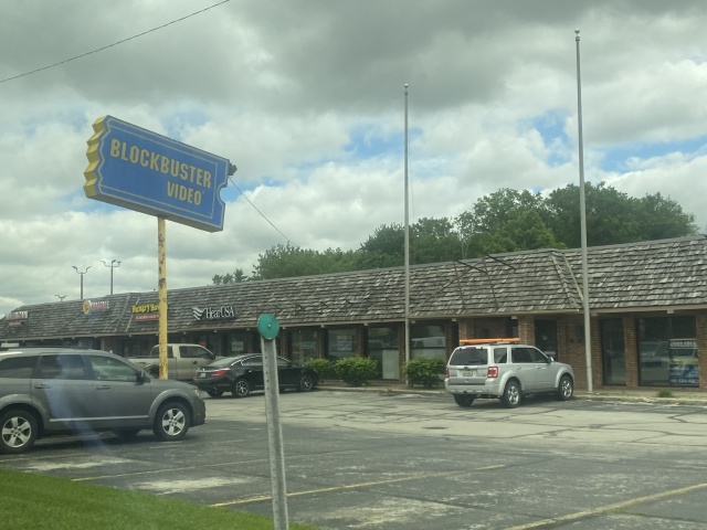 2022/06(June)/VA-SAVD-Saginaw-MI/640x480_2022-06-07-VA-SAVD-Saginaw-WI-02-Blockbuster-sign.JPG