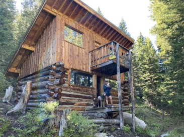 2022-07-02-Chihuahua-Gultch-Hike-16-Cabin-Angie.JPG