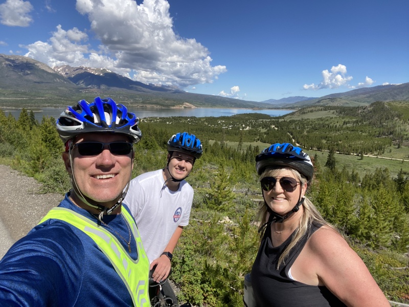 2022-07-07-Colorado-JenniferKnuttson-Ben-Visit-17-biking-Travis.JPG