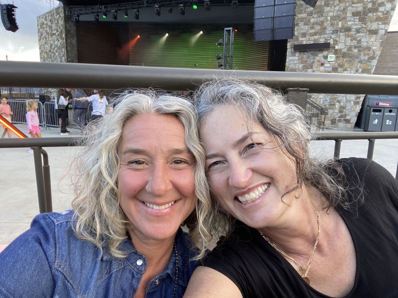 2022/07(July)/Colorado-Mark-Diane/800x600_2022-07-22-Colorado-Mark-Diane-Visit-Oconnor-Brothers-Concert-13-Angie-Suzi.JPG