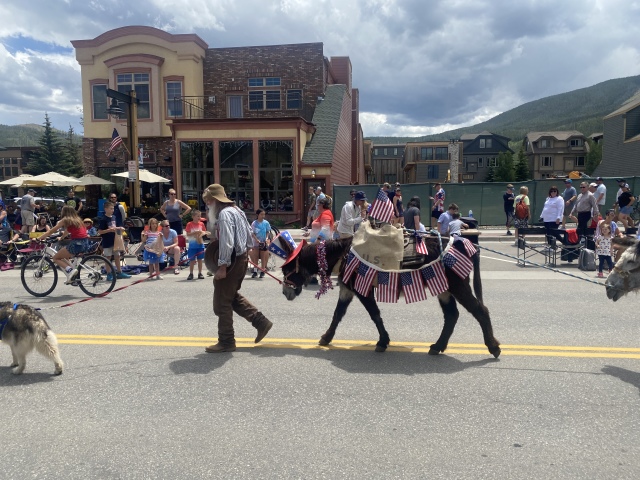 2022/07(July)/Colorado-Mike-Graciela/640x480_2022-07-04-Colorado-83-Frisco-Parade.JPG