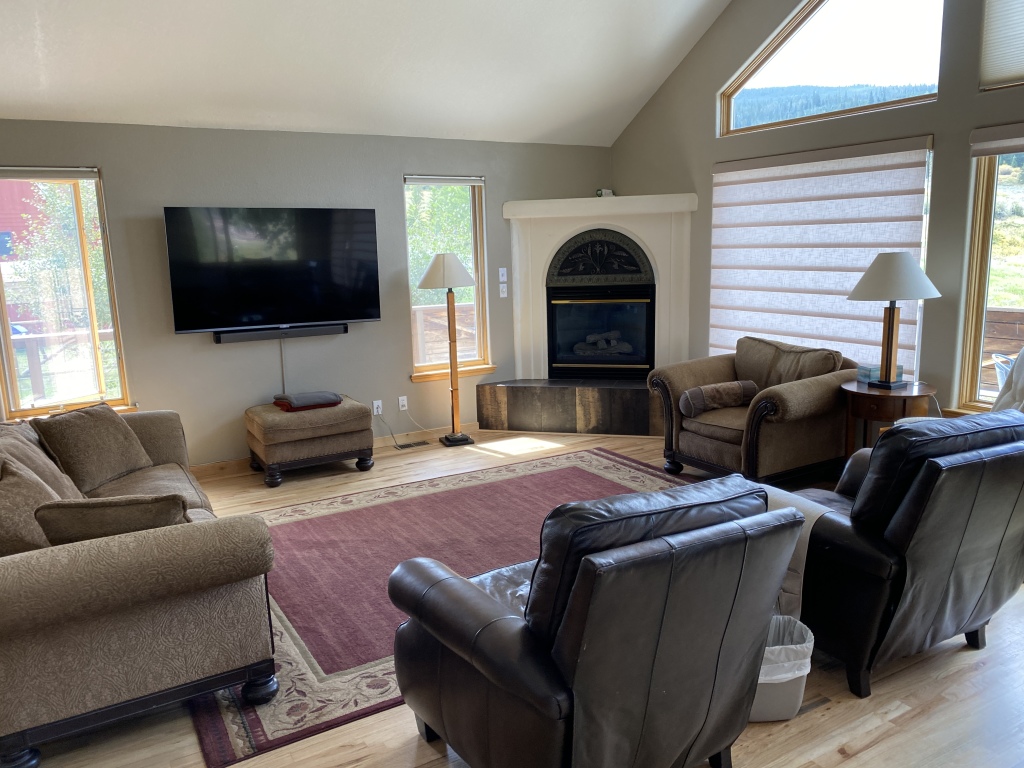 2022-09-08-House-Pic-before-renters-60-LivingRoom.JPG