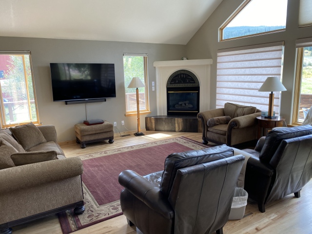 2022-09-08-House-Pic-before-renters-60-LivingRoom.JPG