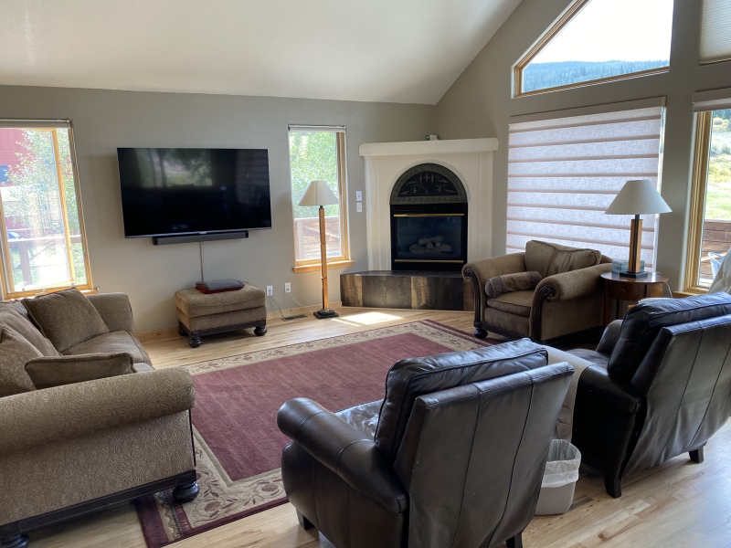 2022-09-08-House-Pic-before-renters-60-LivingRoom.JPG