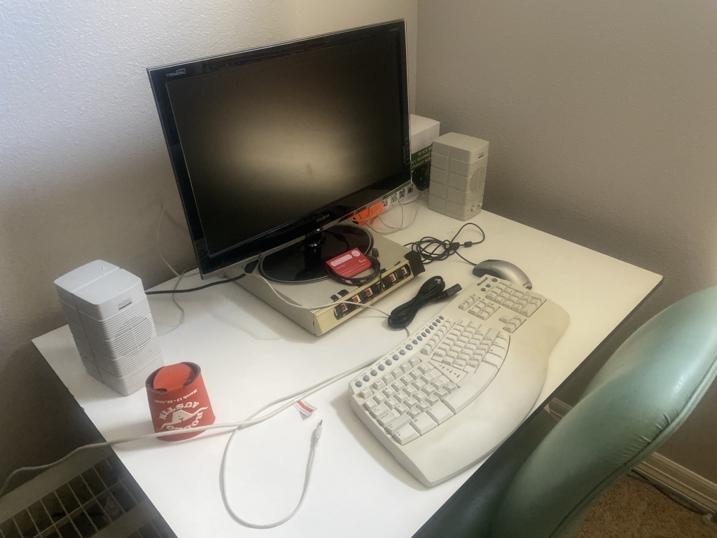 2022/09(September)/Misc/1024x768_2022-09-20-08-Stans-computer-with-Xmas-Card.JPG