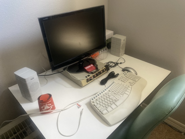 2022/09(September)/Misc/640x480_2022-09-20-08-Stans-computer-with-Xmas-Card.JPG