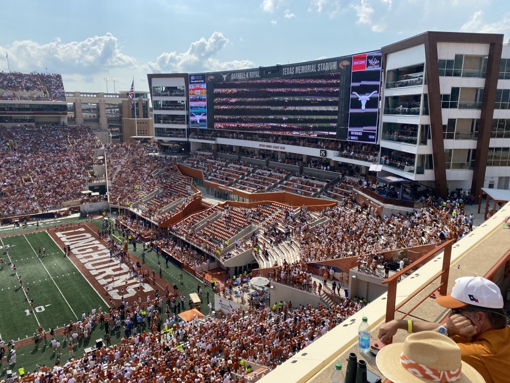 2022/09(September)/UT-Longhorn-Football/1024x768_2022-09-10-UT-Longhorn-Football-03-Travis-Suzi-Alabama-Game-lost-by-1pt.JPG
