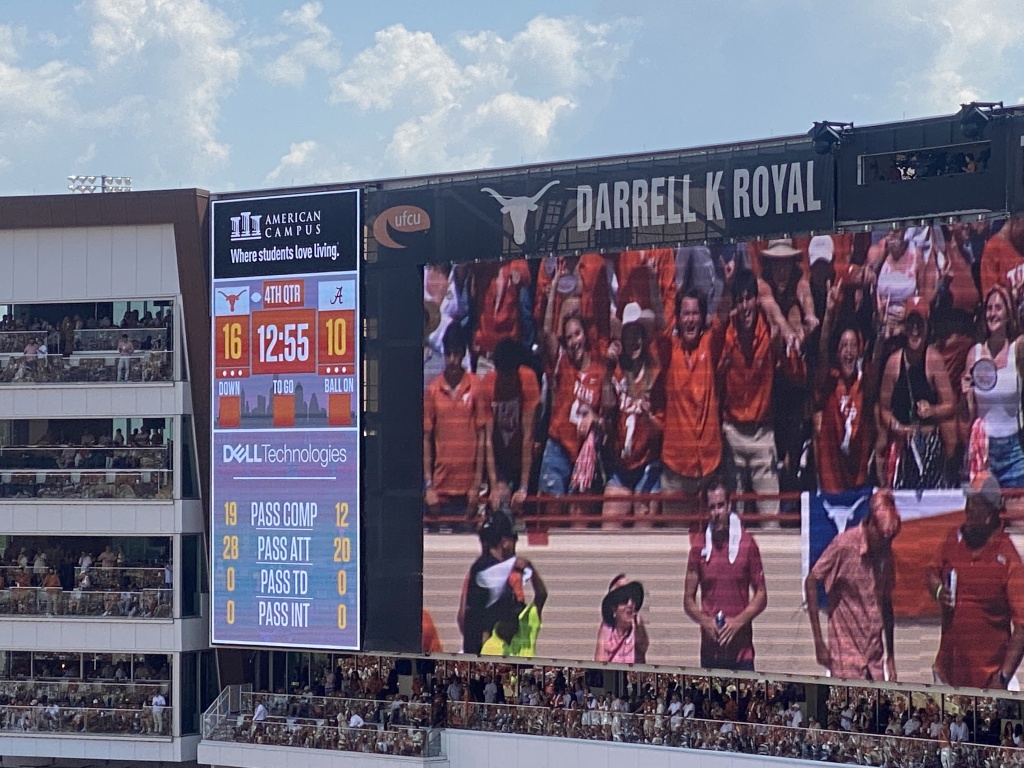 2022/09(September)/UT-Longhorn-Football/1024x768_2022-09-10-UT-Longhorn-Football-10-Travis-Suzi-Alabama-Game-lost-by-1pt.JPG