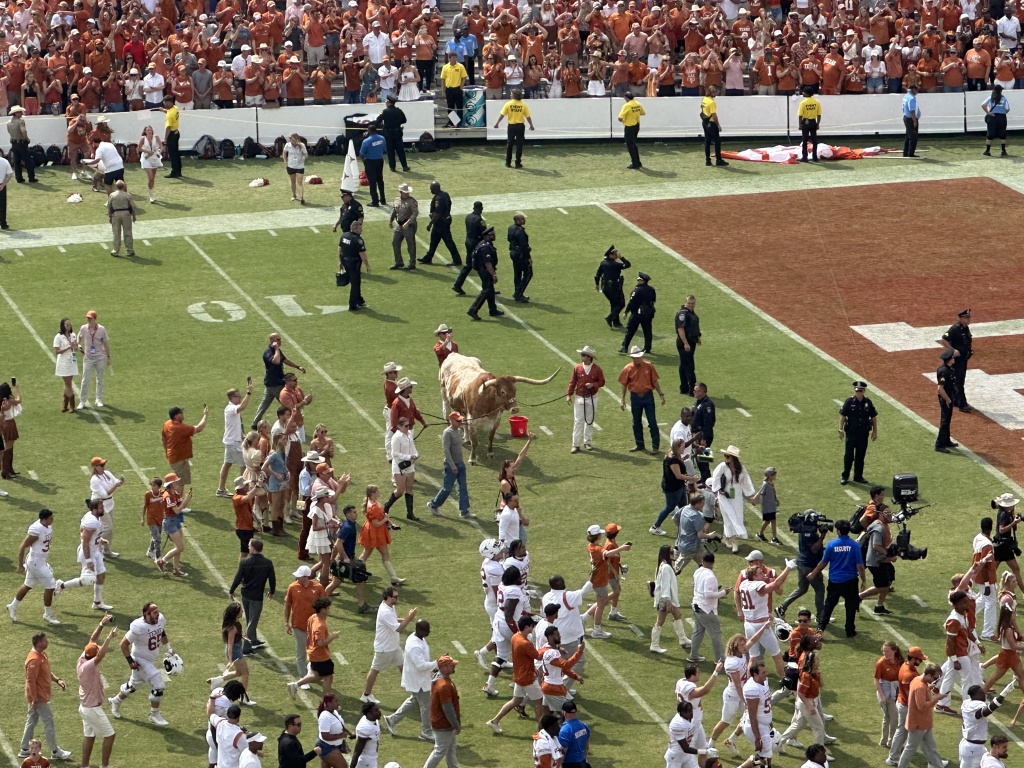 2022-10-08-UT-Longhorn-Football-OU-49to0-19.JPG