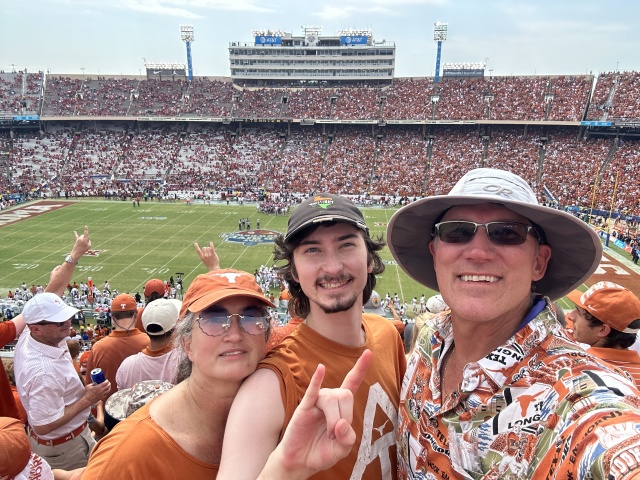 2022-10-08-UT-Longhorn-Football-OU-49to0-13-Suzi-Dax-Travis.JPG