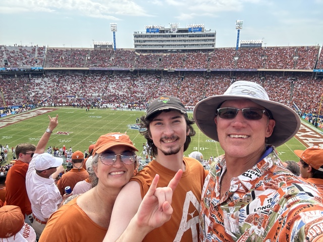 2022/09(September)/UT-Longhorn-Football/640x480_2022-10-08-UT-Longhorn-Football-OU-49to0-14-Suzi-Dax-Travis.JPG
