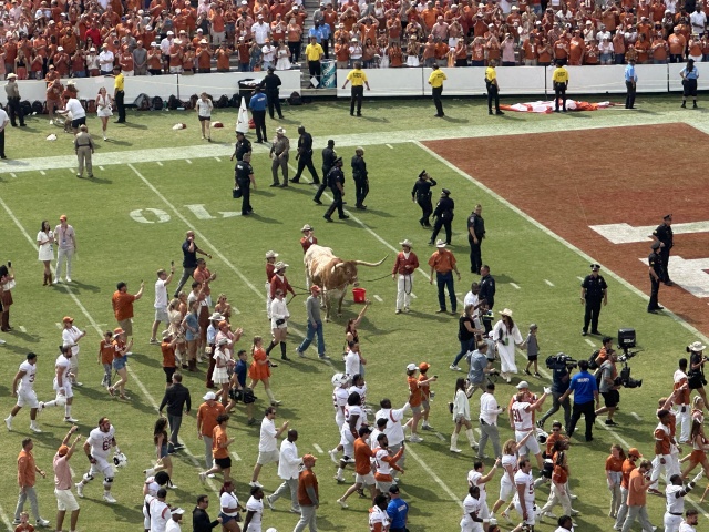 2022-10-08-UT-Longhorn-Football-OU-49to0-19.JPG