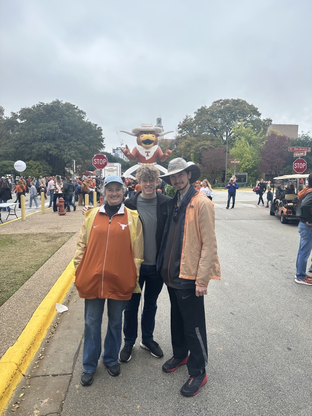 2022-11-25-UT-Longhorn-Football-88-Ian-Dax-Suzi-Travis.JPG