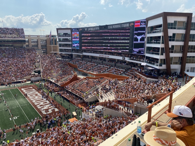 2022/09(September)/UT-Longhorn-Football/800x600_2022-09-10-UT-Longhorn-Football-03-Travis-Suzi-Alabama-Game-lost-by-1pt.JPG