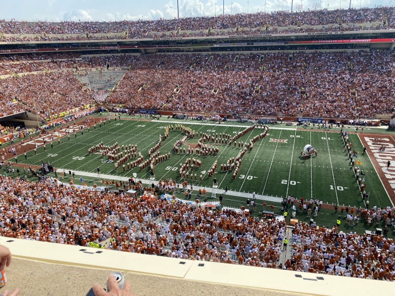 2022/09(September)/UT-Longhorn-Football/800x600_2022-09-10-UT-Longhorn-Football-04-Travis-Suzi-Alabama-Game-lost-by-1pt.JPG