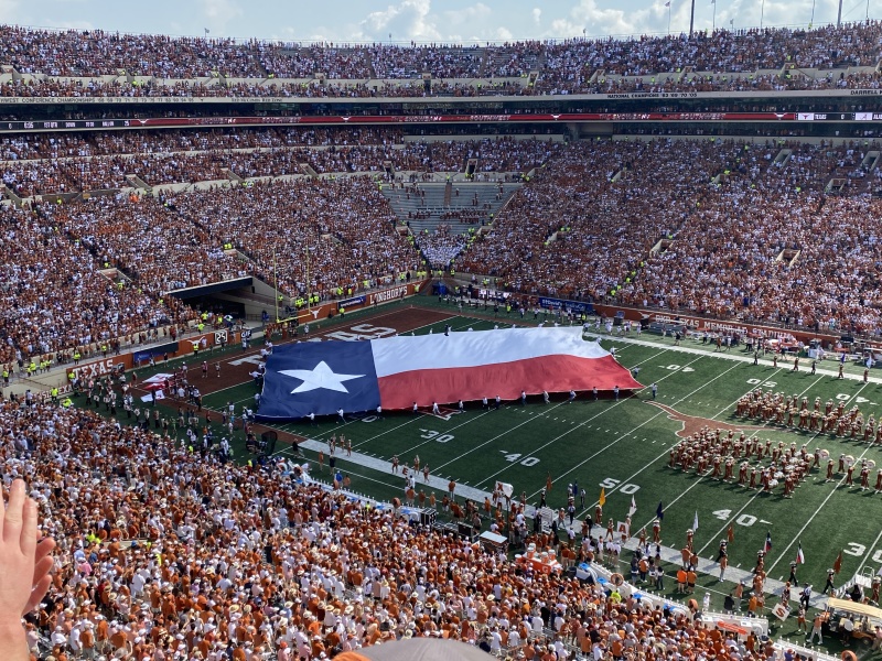 2022/09(September)/UT-Longhorn-Football/800x600_2022-09-10-UT-Longhorn-Football-09-Travis-Suzi-Alabama-Game-lost-by-1pt.JPG