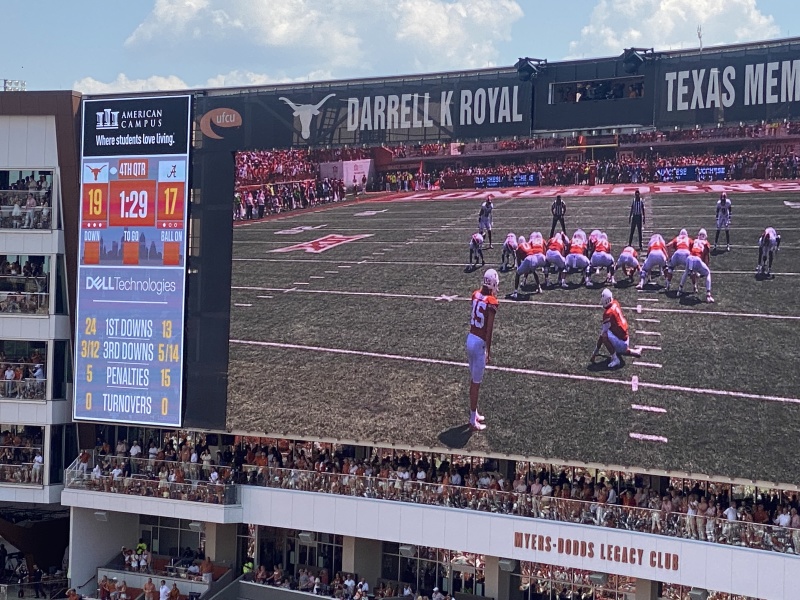 2022/09(September)/UT-Longhorn-Football/800x600_2022-09-10-UT-Longhorn-Football-11-Travis-Suzi-Alabama-Game-lost-by-1pt.JPG