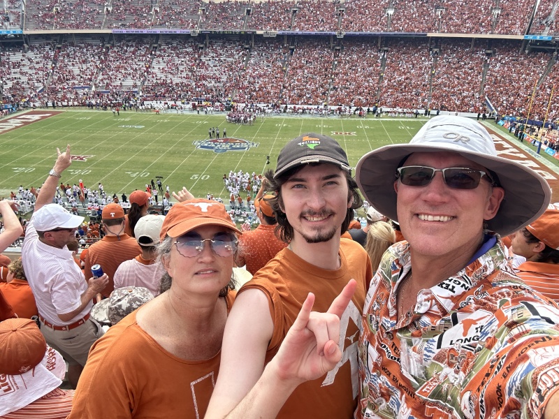 2022/09(September)/UT-Longhorn-Football/800x600_2022-10-08-UT-Longhorn-Football-OU-49to0-12-Suzi-Dax-Travis.JPG